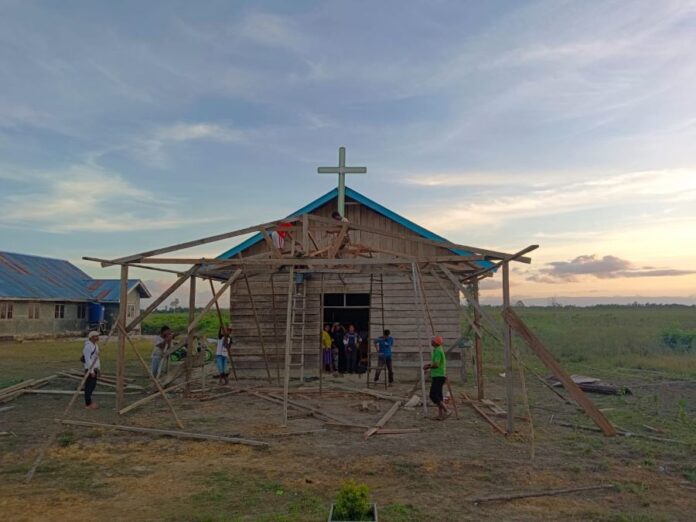 Umat Katolik di Tomage Bangun Gereja secara Swadaya