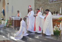 Momen Bersejarah Pentahbisan Imam Baru Iventus Ivos Kocu, Dihadiri 2 Uskup, 2 Bupati, Pangdam, Kapolda, dan Ribuan Umat Pentahbisan Imam Baru Iventus Ivos Kocu