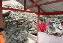 Mantan Bupati Kaimana Berkunjung Ke Pulau Bone, Melihat Sumur Tua Pastor Cornelis Le Cocq d’Armanville Mantan Bupati Kaimana Berkunjung Ke Pulau Bone