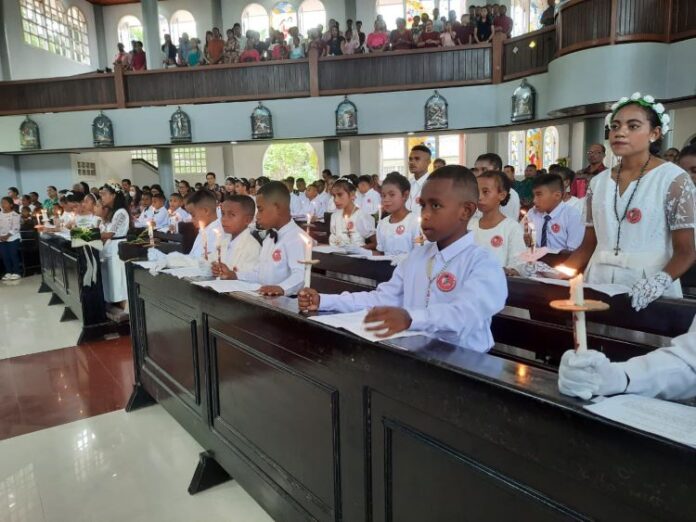 52 Orang Anak Menerima Sakramen Ekaristi