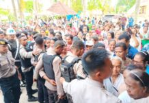 Demi Lihat Duta Vatikan, Umat Katolik Rela Desak-Desakan dengan Aparat Ribuan Umat Katolik