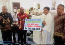 Pj. Walikota Sorong Serahkan Bantuan Dana Hibah Rp150 Juta Kepada Paroki Santo Yohanes Pembaptis