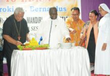 Umat Paroki St. Bernardus Merayakan HUT Ke-16 dan Peresmian Pagar Gereja