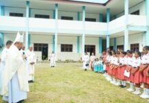 Mgr. Hilarion Datus Lega Memberkati Gedung SMP YPPK St. Albertus, Kabupaten Teluk Wondama Mgr. H. Datus Lega memberkati gedung SMP St. Albertus. Teluk Wondama