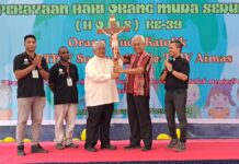 Ketua Komisi Kepemudaan KWI Menyerahkan Salib Indonesian Youth Day ke Keuskupan Manokwari-Sorong