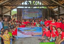 Umat Katolik Lingkungan St. Maria Immaculata Teminabuan Gelar Penyerahan Sembako Bagi Warga Onimsefa