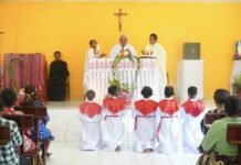 Uskup Manokwari-Sorong Mengunjungi Umat Stasi St. Yakobus, Fuog, Paroki St. Andreas, Ayata