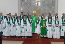 HUT Ke-21 Paroki St. Paulus Wagom Ditandai Dengan Pelantikan 20 Prodiakon oleh Mgr. Hilarion Datus Lega