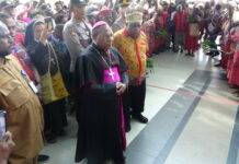 Umat Katolik Sorong Sambut Meriah Kedatangan Uskup Timika, Mgr. Bernardus Bofitwos Baru, OSA