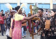 Salib Indonesian Youth Day (IYD) Disambut Meriah oleh OMK Paroki St. Arnoldus Jansen, Malanu