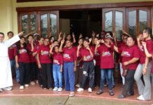 Umat Lingkungan Santa Anna Paroki St. Albertus, Teminabuan, Berziarah ke Porta Sancta