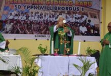 Mgr. Hilarion Datus Lega Memberkati Gedung Sekolah SD YPPK St. Wilibrodus I Sorong
