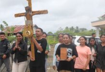 Salib Suci Indonesian Youth Day (IYD) Diarak Penuh Hormat, Disertai Doa, dan Nyanyian Rohani Ke Teminabuan