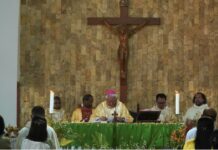 USKUP PIMPIN PERAYAAN EKARISTI HUT IMAMAT KE-25 P. JEREMIAS RUMLUS, PR DI PAROKI ST. BERNARDUS AIMAS