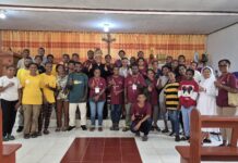 Umat Stasi St. Paulus Kumurkek Menyambut Kehadiran Salib IYD Dengan Sukacita