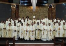 Imam Keuskupan Manokwari-Sorong Perbarui Janji Imamat dalam Misa Krisma yang Khidmat