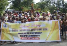 Salib IYD 2027 Diarak dari Tabam Sre hingga Gereja Santo Yoseph Senopi