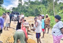 5 Titik Jalan Rusak Parah di Aifat Timur Raya, Warga dan Pastor Lakukan Perbaikan Darurat