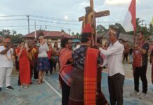 Salib IYD Satukan Semangat OMK dalam Perarakan Iman dari Stasi St. Mikhael Arfai Menuju Stasi Santa Bunda Maria, Sowi