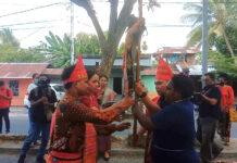 Salib IYD Diarak dari Stasi Santa Bunda Maria Sowi Menuju Paroki Imanuel Sanggeng