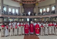 Terima Sakramen Krisma di Ko Katedral St. Agustinus, Uskup Ajak Umat Menjadi Saksi Kristus