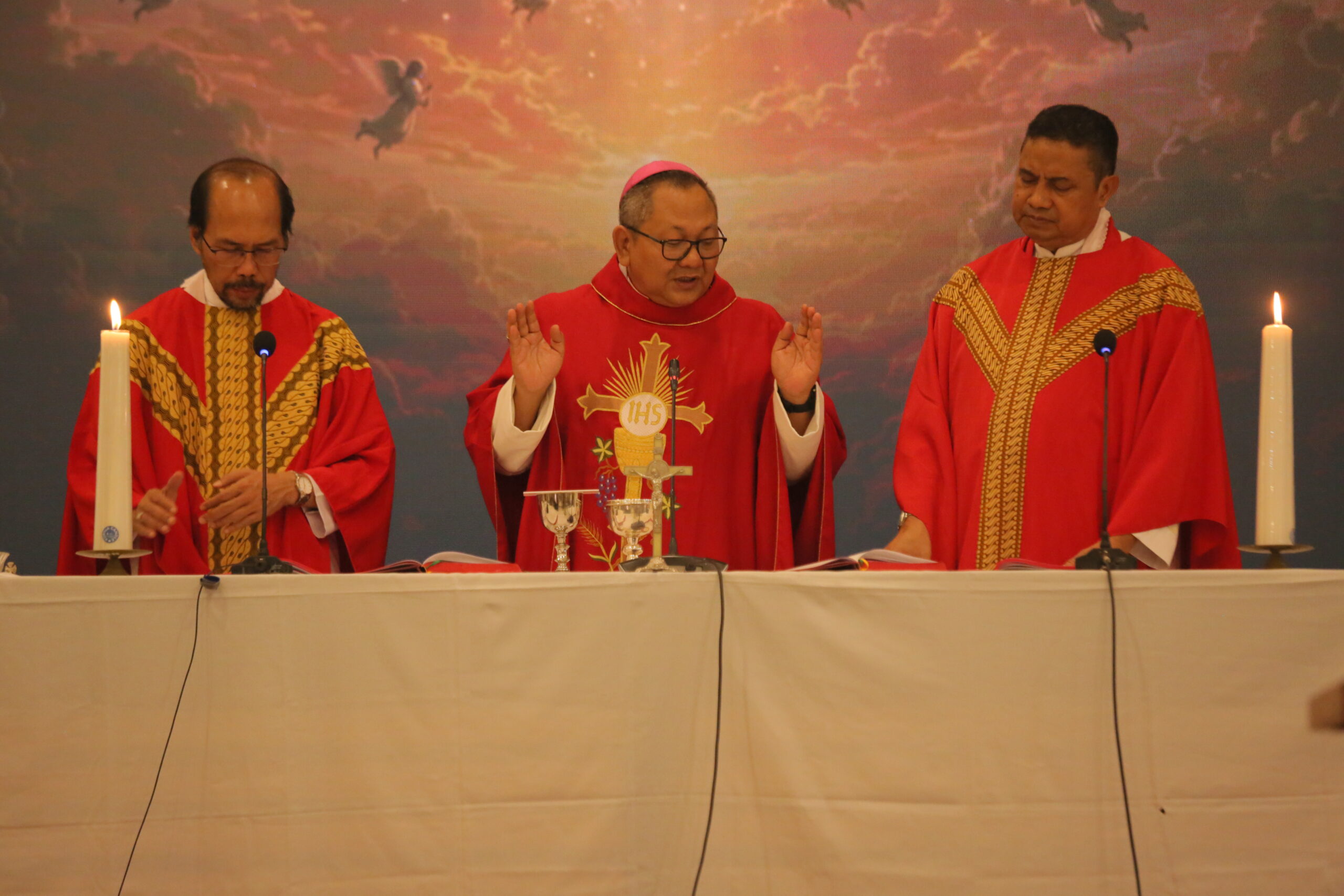 Mgr. Ag. Tri Budi Utomo di dampingi Rm. Agung, Sekretaris Eksekutif Komsos KWI, dalam perayaan Ekaristi pembukaan Training of Trainers Komsos di Muntilan (24/8/2026)