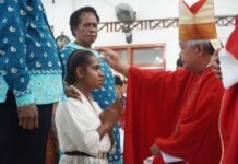 Uskup Hilarion Datus Lega Terimakan Sakramen Krisma kepada 196 Umat di Paroki St. Arnoldus Janssen